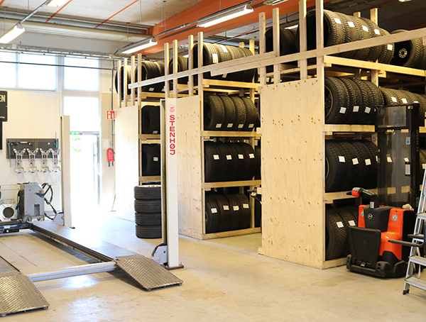 Dækhotel med plads til 500 hjulsæt hos Bil & Husvagnsservice / Däckexperten AB